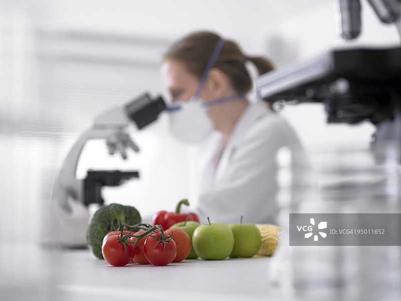 科学家在显微镜旁边的水果和蔬菜图片素材
