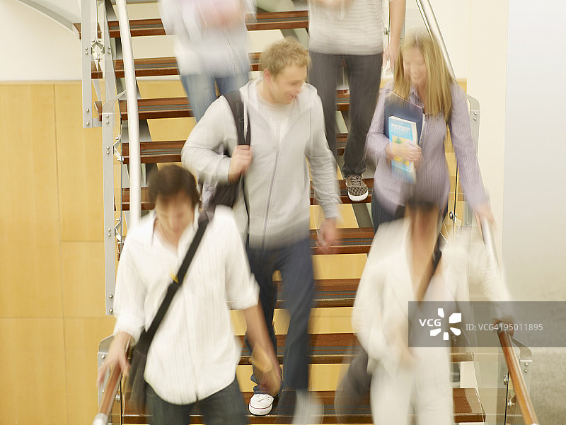 大学生在楼梯上行走图片素材