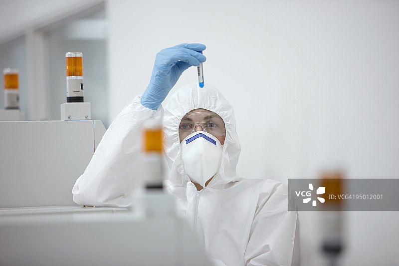 身穿防护服的科学家拿着试管图片素材