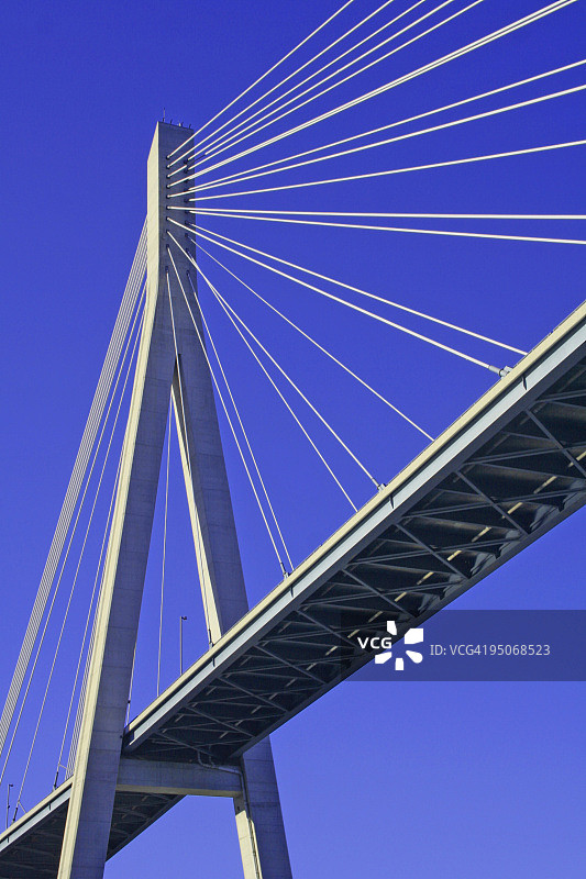 竖琴风格桥梁的支撑柱图片素材