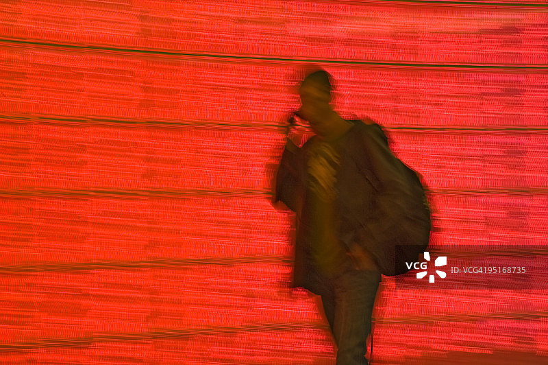男人在运动中用手机边走边说图片素材
