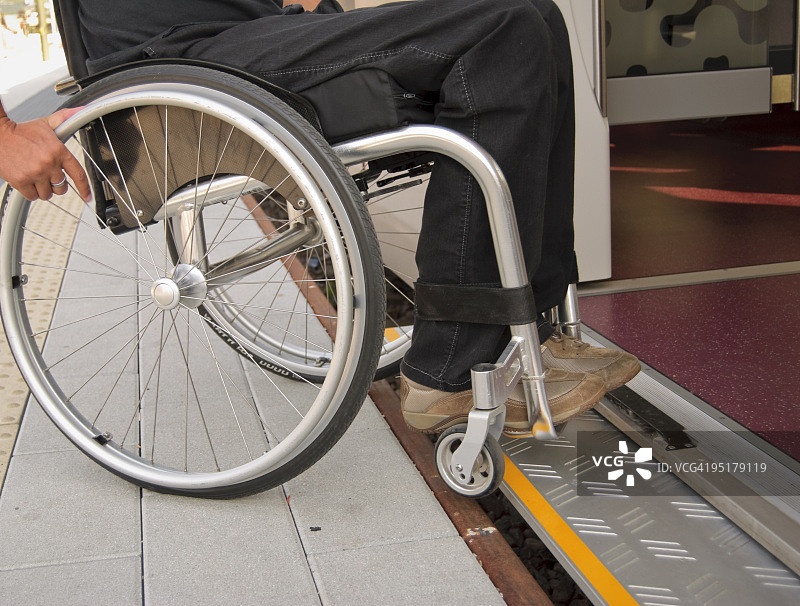 乘坐轮椅独立旅行图片素材