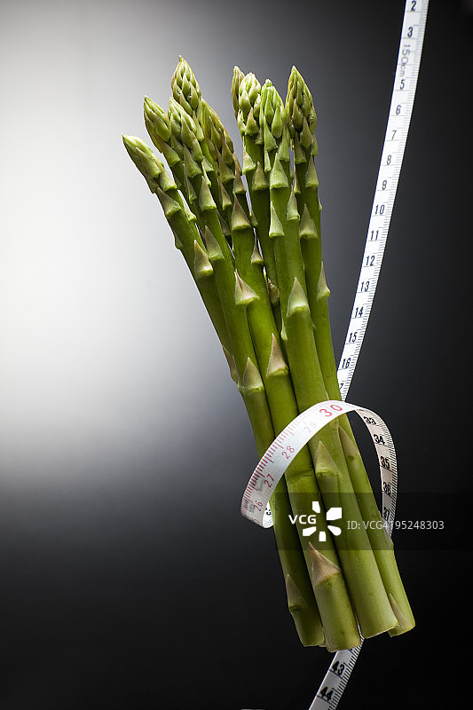 空中的芦笋上的卷尺图片素材