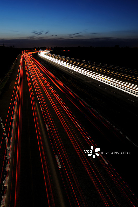 暮色下的高速公路灯光图片素材