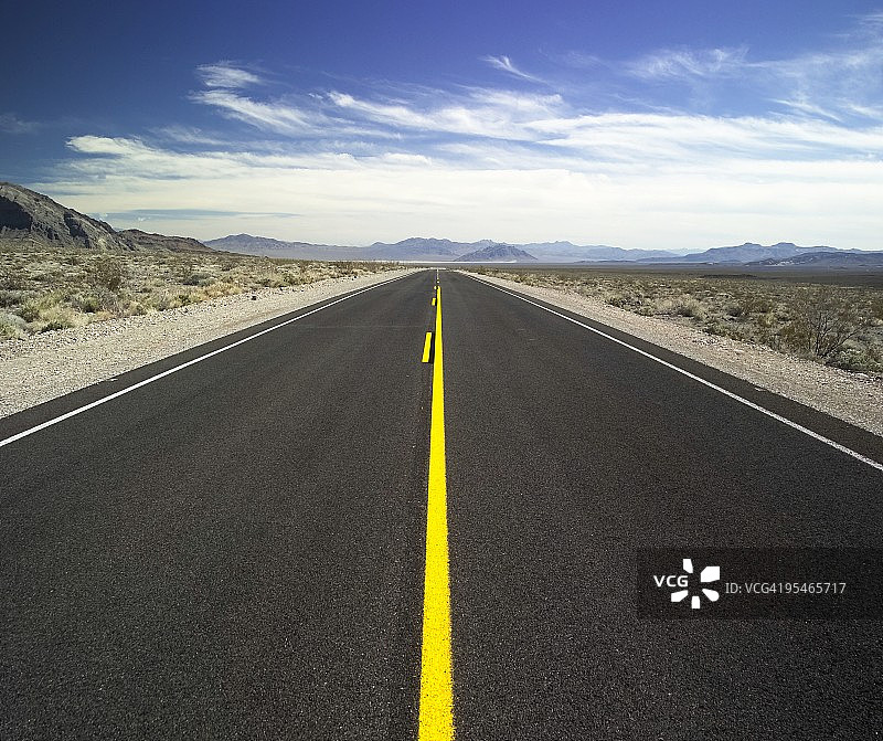 空旷的公路图片素材