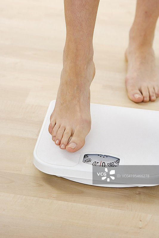 即将站上体重秤的脚图片素材