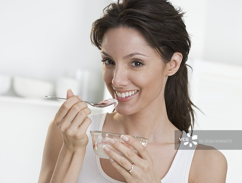 吃酸奶的女人图片素材