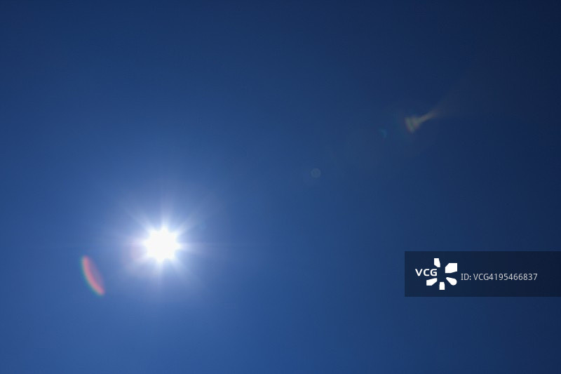 蓝天下的太阳黑子图片素材