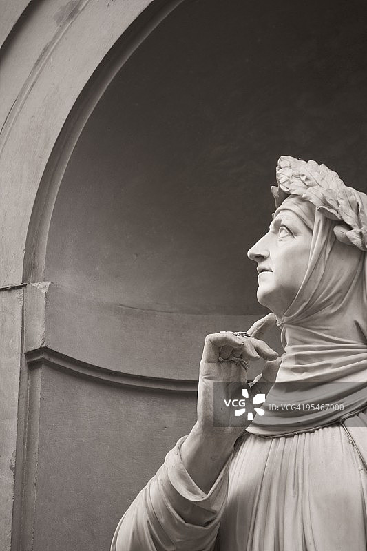 意大利的彼特拉克雕像图片素材