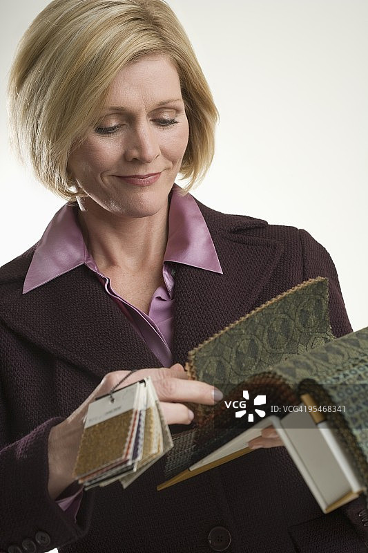 女人查看面料样品图片素材