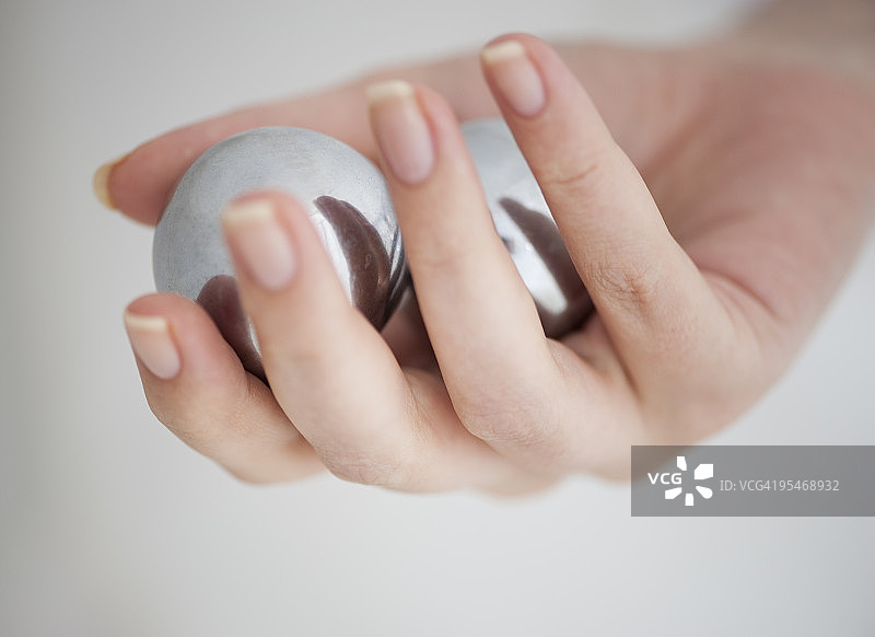 手拿健身球图片素材