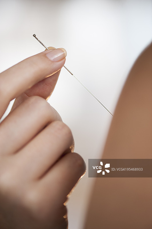 手持针灸针图片素材