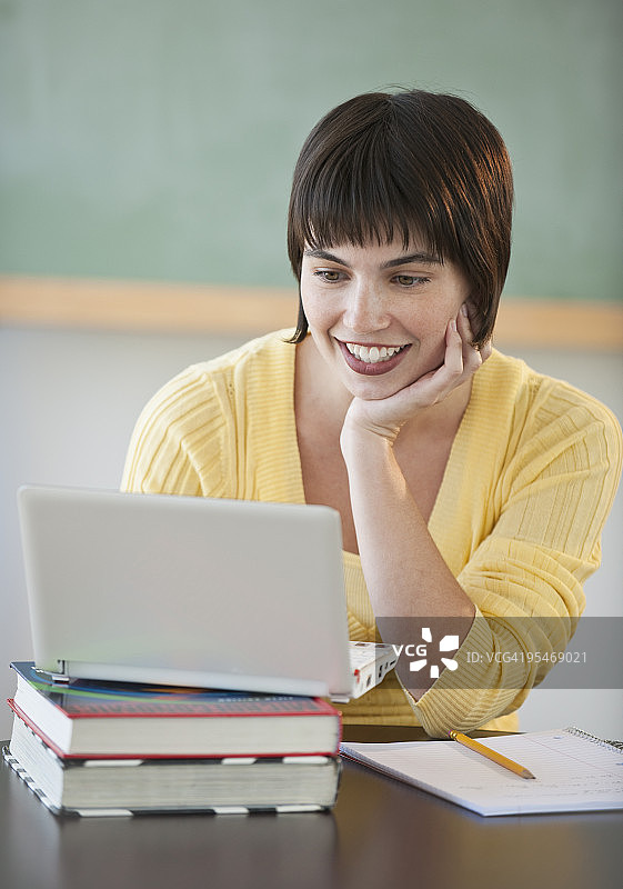 使用笔记本电脑的女学生图片素材