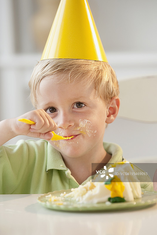 吃生日蛋糕的幼儿图片素材
