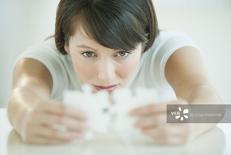 女人拿着拼图碎片图片素材