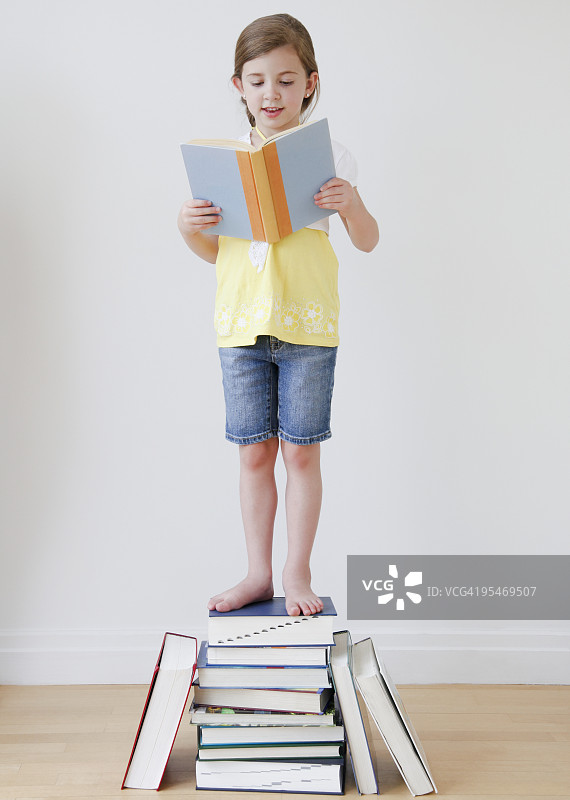 孩子站在书上阅读图片素材