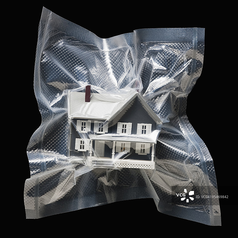 收缩包装的玩具屋图片素材
