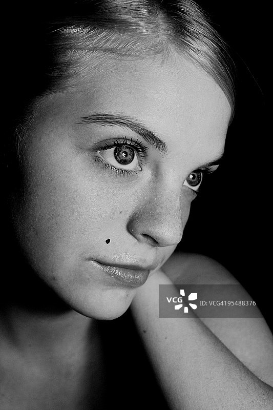 有雀斑美人痣的女孩肖像图片素材