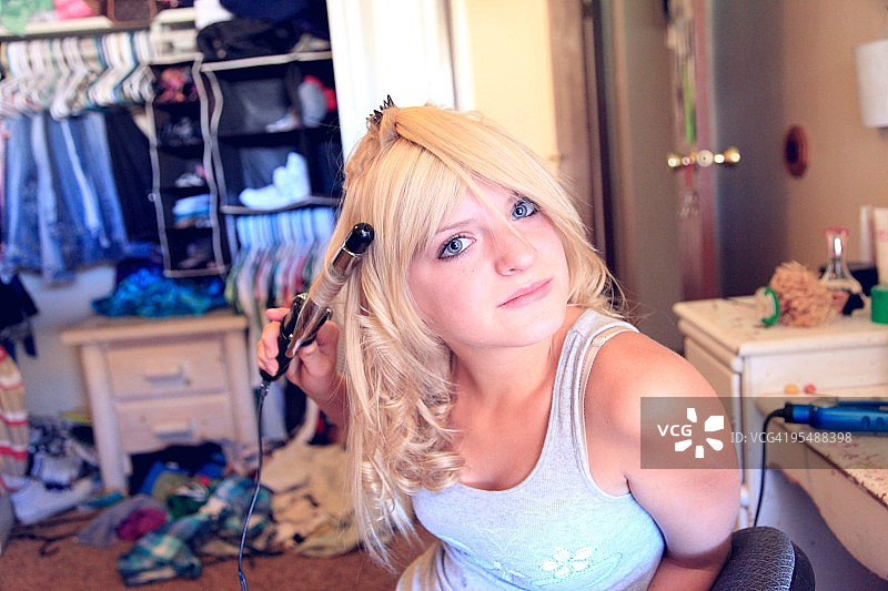正在卷发的少女图片素材