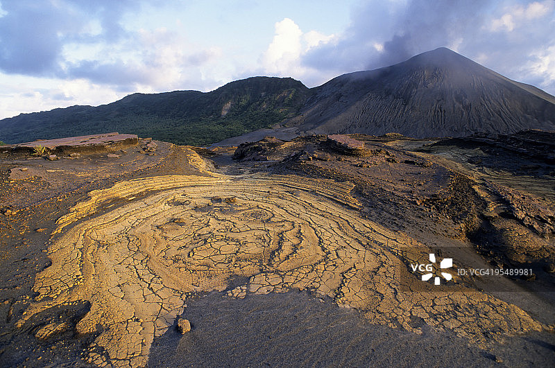 亚苏尔火山周围的火山壳和火山灰图片素材
