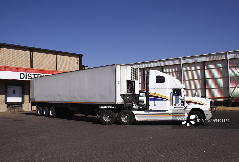 在码头上行驶的卡车图片素材