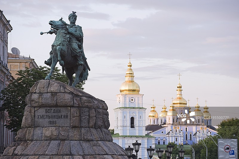 乌克兰基辅博格丹·赫梅利尼茨基雕像和圣米迦勒金顶修道院图片素材