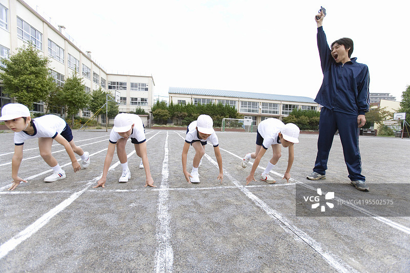 起跑线上的学生和老师图片素材
