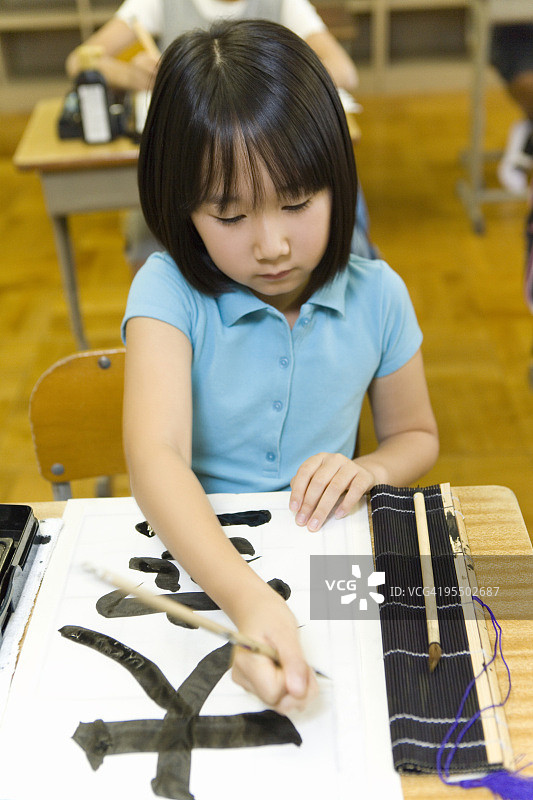 女孩在教室练习书法图片素材