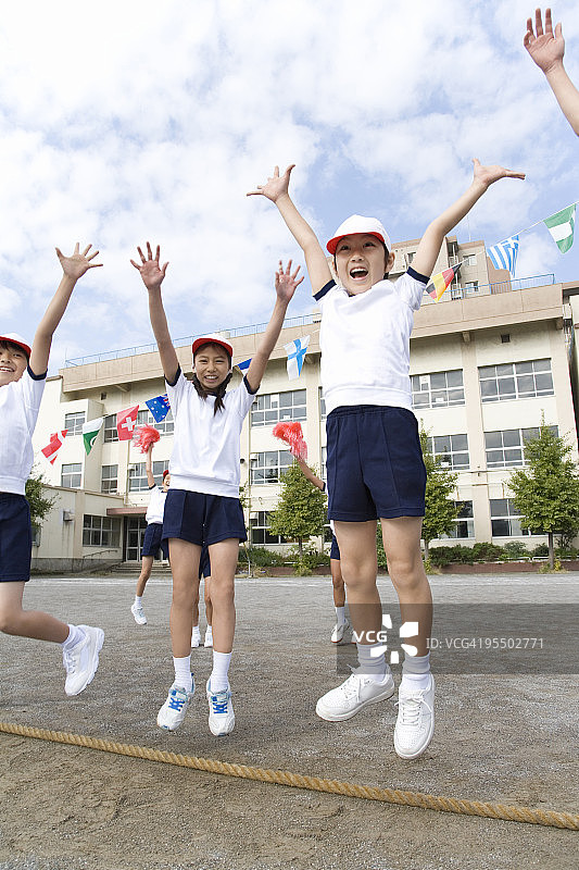 学生跳跃图片素材
