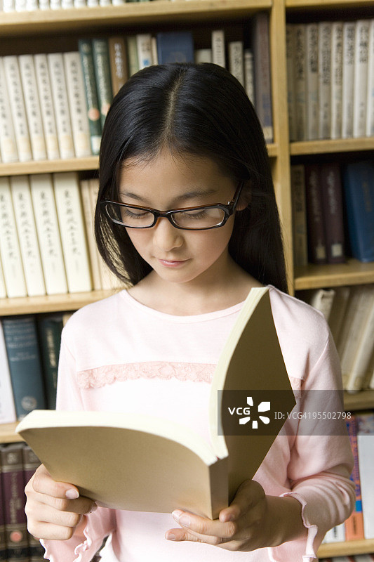 学生在读书图片素材