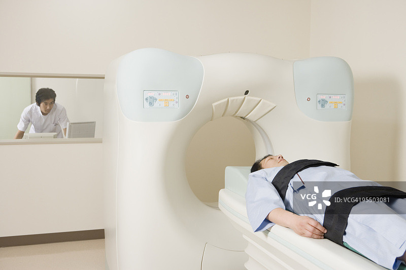 计算机断层扫描检查者图片素材