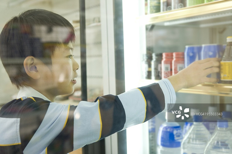 在便利店购物的男孩图片素材