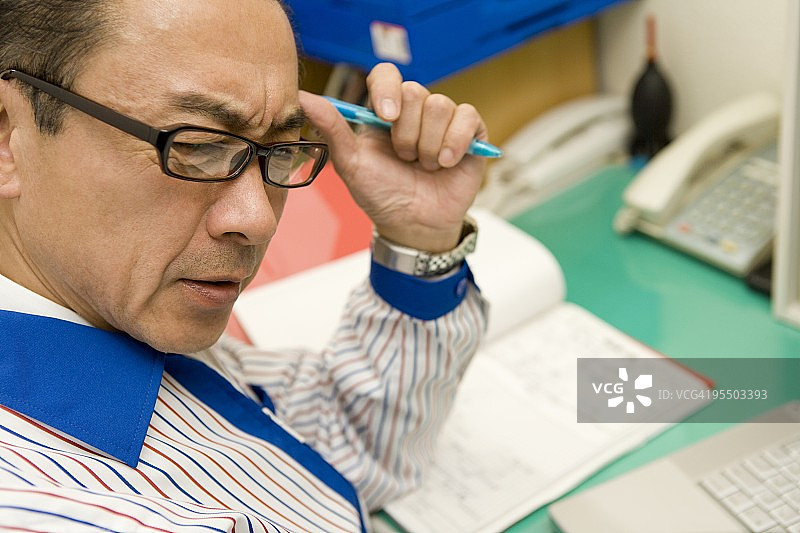 沉思的商店经理图片素材