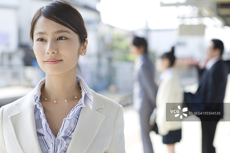 在站台上微笑的年轻女人图片素材
