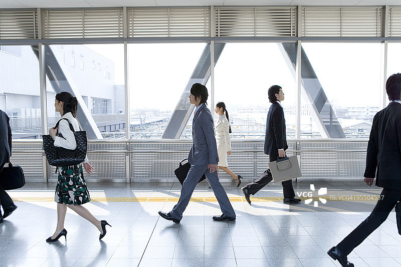 在车站通道里行走的人们图片素材
