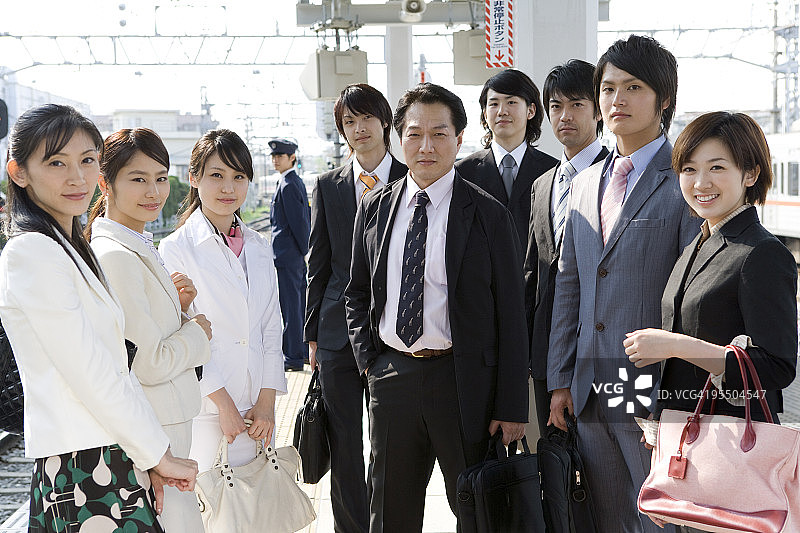 在站台上微笑的商务人士画像图片素材