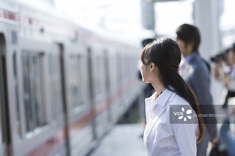 在站台上的年轻女人图片素材