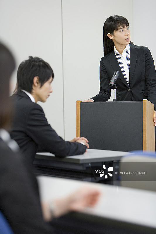 做演示的年轻女商人图片素材