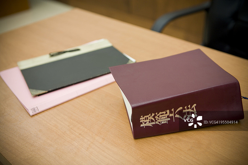 法庭桌上的法律书籍和文件图片素材