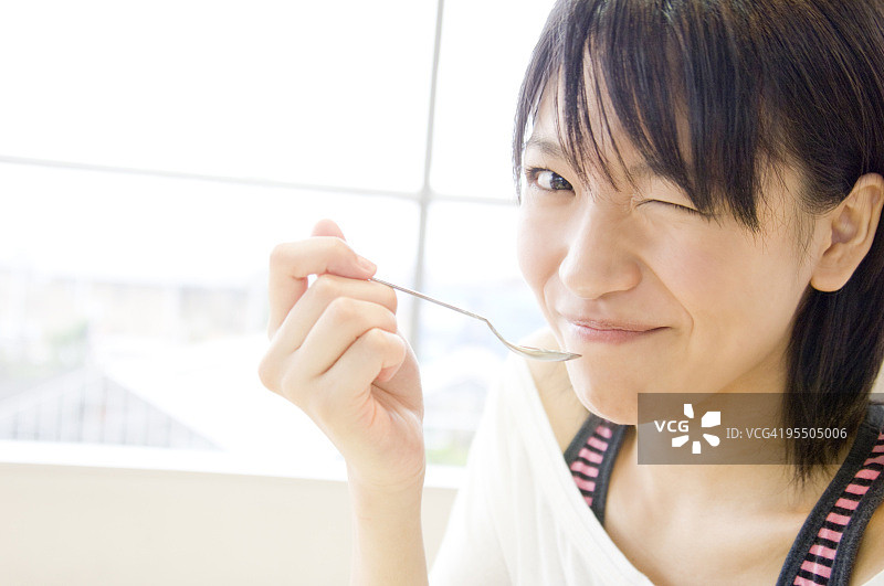 年轻女人眨眼图片素材