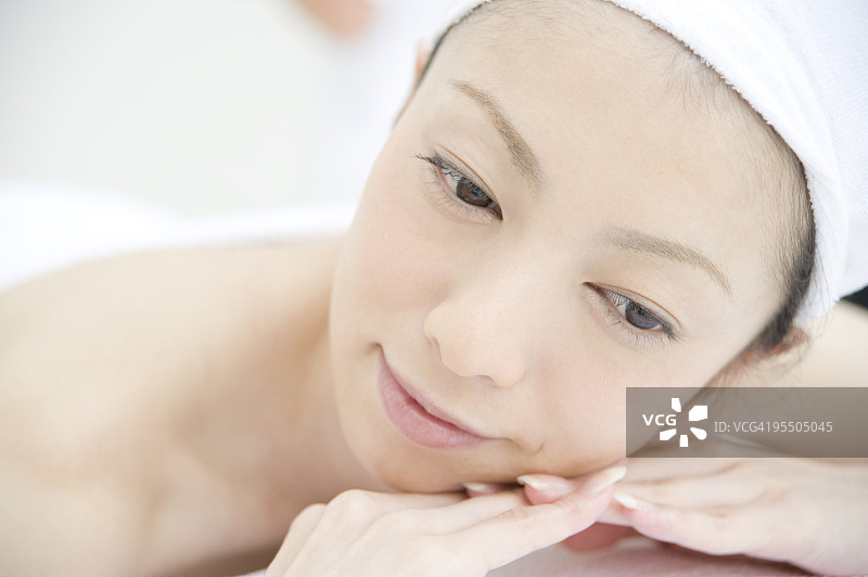 年轻女人享受水疗护理图片素材