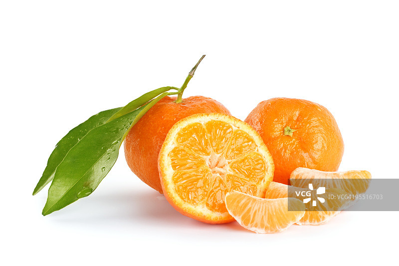 白色背景上的完整和切片柑橘图片素材