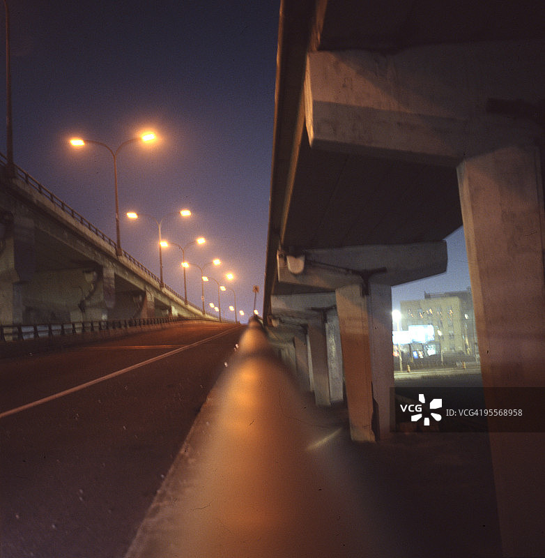 黎明时分向上的高速公路匝道图片素材
