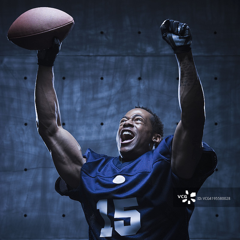 非洲足球运动员欢呼雀跃，举起双臂图片素材