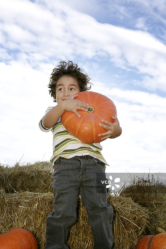 男孩拿着南瓜图片素材