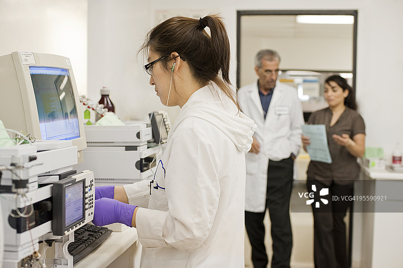 研究人员正在讨论图片素材