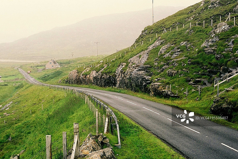 蜿蜒道路的朦胧景色图片素材