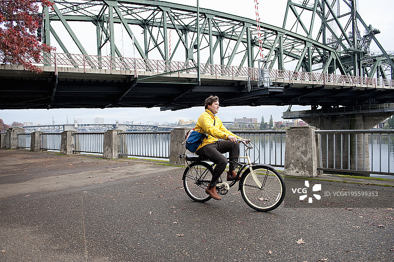 男子通勤上班，身后是桥梁图片素材