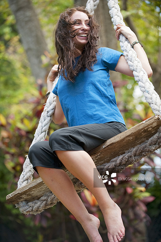在佛罗里达州绳索秋千上荡秋千的女人图片素材