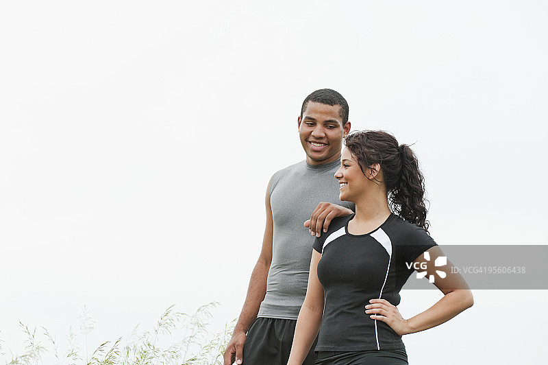 在南达科他州圣灵丘陵砂砾小道上跑步后微笑的年轻男女图片素材